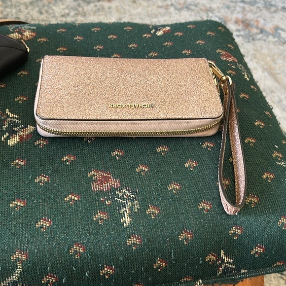 Michael Kors, pink glitter, wristlet 7“ x 4 like new inside - Picture 4 of 13